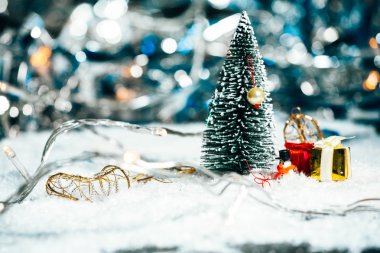 minyatür Noel ağacı, kardan adam ve hediye karda