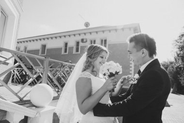 Gelin ve damat kucaklayan arka plan üzerinde duruyorlar şehir tam uzunlukta güzel mimari