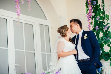 Gelin ve damat arka plan windows üzerinde bir otel odasında poz