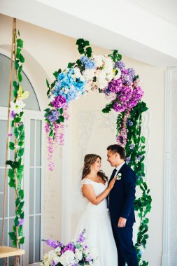 Gelin ve damat bir otel odasında poz