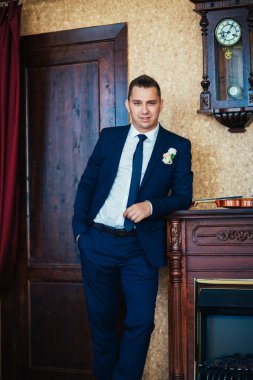 Elegance damat üzerinde arka plan Oda poz