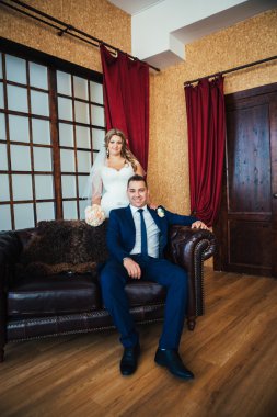 Gelin ve damat bir otel odasında poz