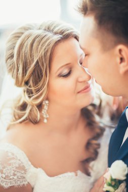 Gelin ve damat bir otel odasında poz