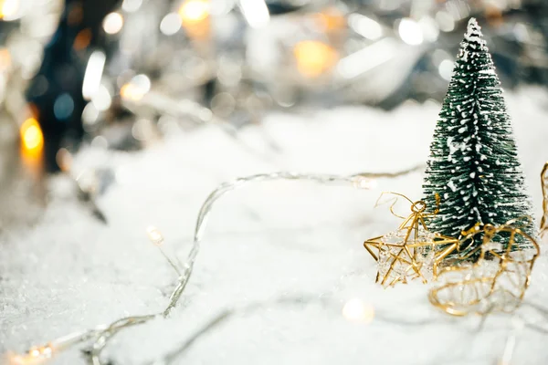 Albero di Natale in miniatura nella neve e decorazioni — Foto Stock