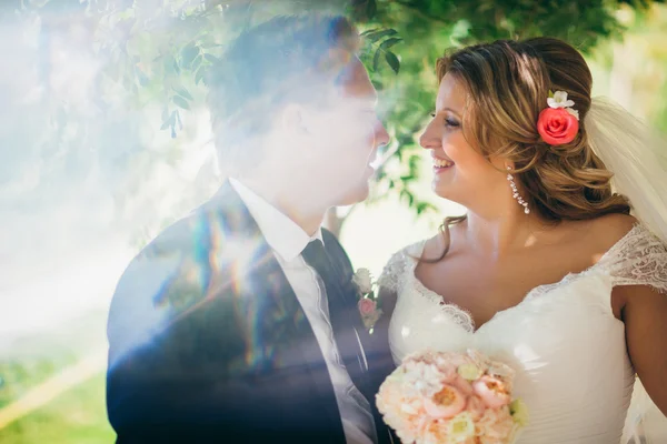 Casal feliz noiva e noivo abraçando eles ficam no fundo natureza close-up — Fotografia de Stock