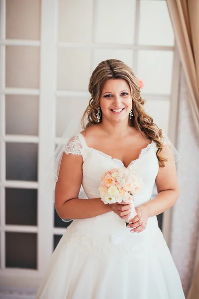 Elegancia linda novia está posando en la habitación de fondo — Foto de Stock