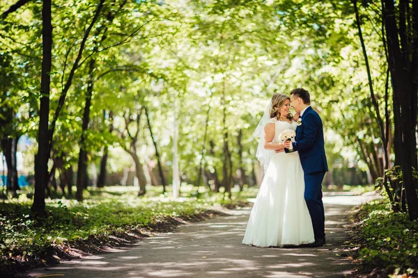 Šťastný pár nevěsta a ženich všeobjímající stojí v plné délce lesní Royalty Free Stock Obrázky
