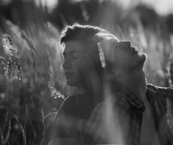 Twee jonge mannen die zich op het veld — Stockfoto