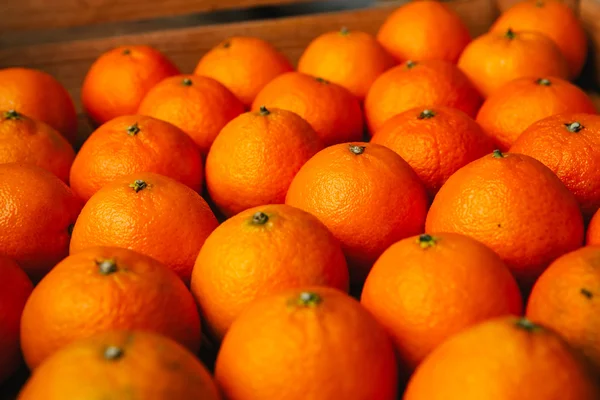 Tangerinas de frutas frescas em uma caixa de madeira — Fotografia de Stock