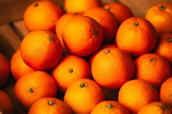 Muitas tangerinas frescas em um fundo de madeira — Fotografia de Stock