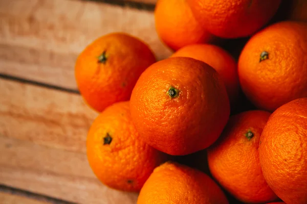 De nombreuses mandarines fraîches sur fond de bois — Photo