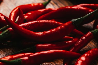 ahşap arka plan üzerinde kırmızı ve yeşil biber yakın çekim