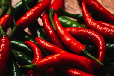 ahşap arka plan üzerinde kırmızı ve yeşil biber yakın çekim