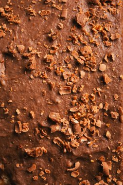 tatlı pasta ve çikolata parçaları ile yakın serpilir