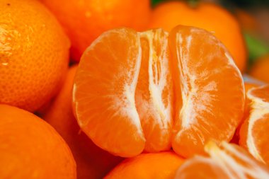portakal mandalina bir arka plan üzerinde taze soyulmuş mandalina kesimleri yakın çekim