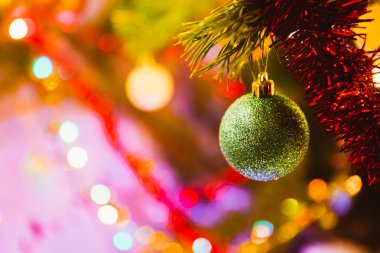 Arka plan yeşil Noel ağacı dalları üzerinde yeşil topu