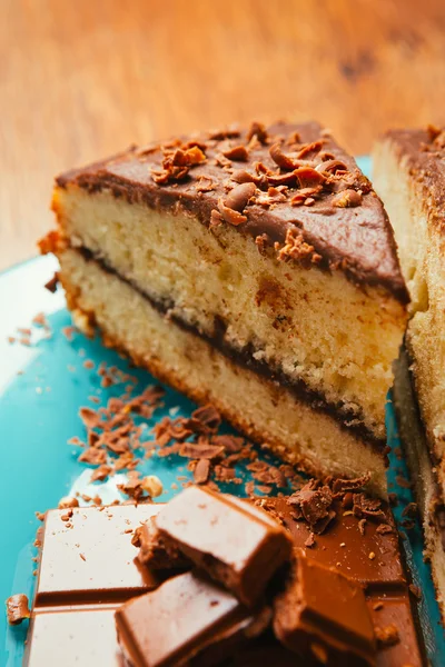 Bolo doce e batatas fritas de chocolate em um prato azul — Fotografia de Stock