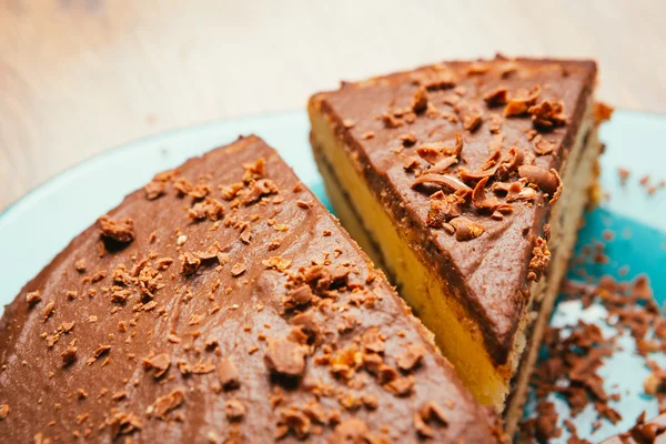 Süßer Kuchen und Schokoladenchips auf blauem Teller — Stockfoto