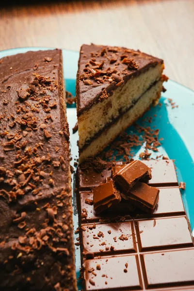 Bolo doce e batatas fritas de chocolate em um prato azul — Fotografia de Stock