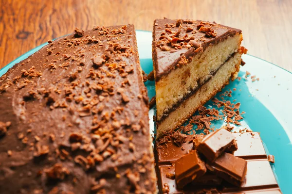 Bolo doce e batatas fritas de chocolate em um prato azul — Fotografia de Stock