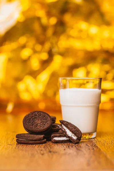 Etwas dunkles Glas Milch und Kekse auf verschwommenem Hintergrund — Stockfoto