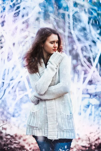 Jente i varm genser i vinterbakgrunnen – stockfoto