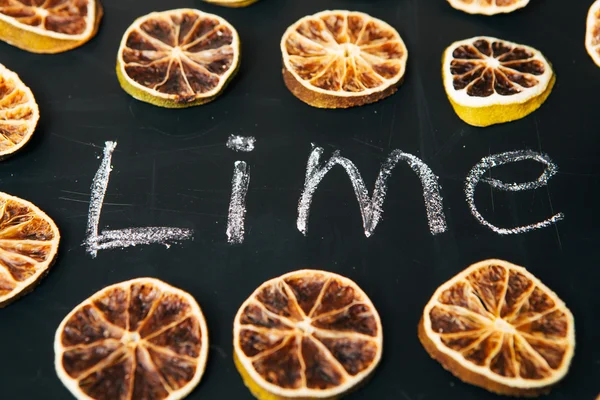 Muitos cortar círculo laranja em uma placa de fundo preto — Fotografia de Stock