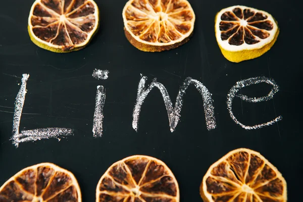 Many cut orange circle on a black background board — Stock Photo, Image