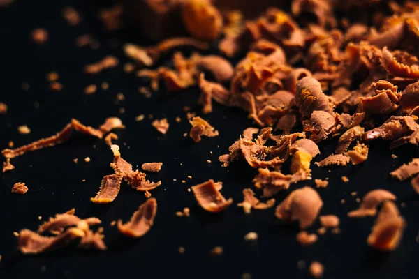 Lote de chips de chocolate em um fundo preto — Fotografia de Stock