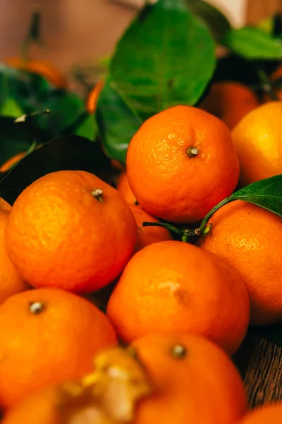 Viele frische Mandarinen auf einem hölzernen Hintergrund — Stockfoto