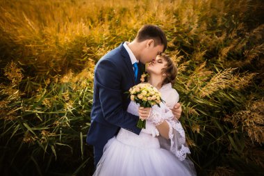 Genç gelin ve damat alan arka plan üzerinde