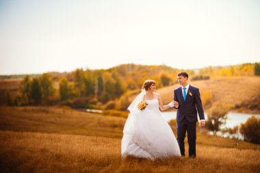 Genç gelin ve damat alan arka plan üzerinde