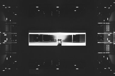 siluetleri gelin ve damat otelin arka plan üzerinde