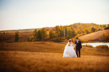 Genç gelin ve damat alan arka plan üzerinde