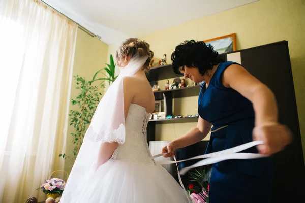 Mutter setzt junge Braut auf eine Hochzeit — Stockfoto