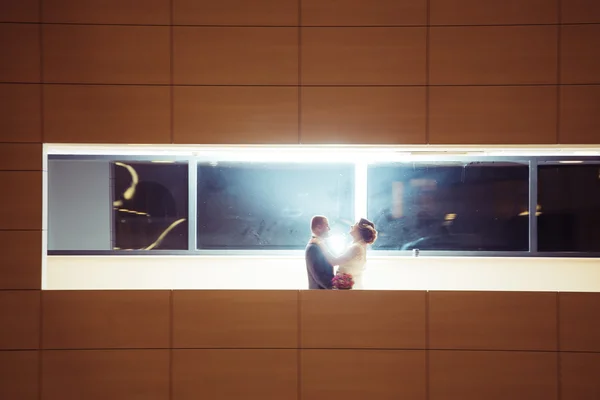 Sposa e sposo sullo sfondo dell'hotel — Foto Stock