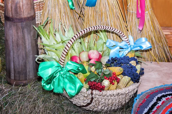 Fruits and vegetables in wicker basket sold at the fair. — Stock Photo, Image