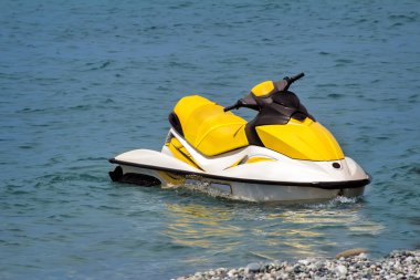 Deniz keşfetmek için küçük bir motorlu tekne.