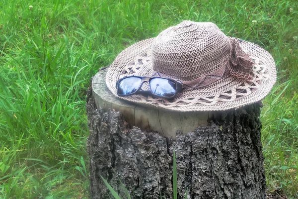 Chapeau d'été pour femmes et lunettes de soleil . — Photo