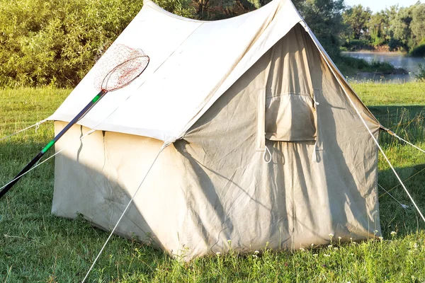 A tenda de uma lona para pesca e turismo. Amostra legada . — Fotografia de Stock