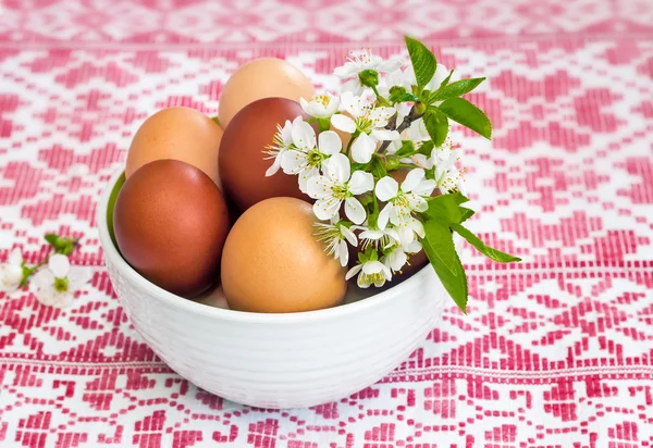 Huevos de Pascua sobre la mesa en un jarrón de cerámica . —  Fotos de Stock