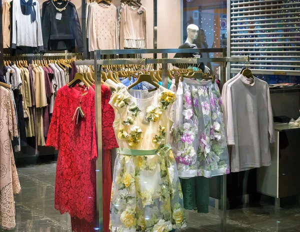 Una pequeña tienda con ropa de mujer de moda . — Foto de Stock