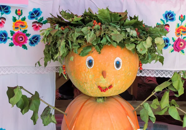 Una divertida figura hecha de dos calabazas en forma de niña . —  Fotos de Stock