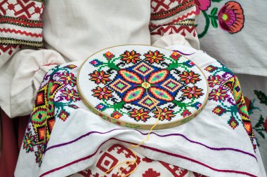El sanatları: güzel işlemeli masa örtüsü embro sürecinde