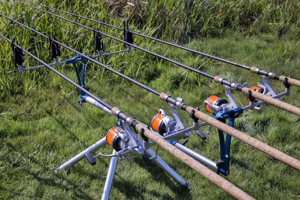 Alimentador - Inglês equipamento de pesca para a captura de peixes. — Fotografia de Stock