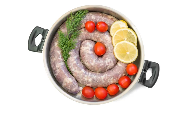 Saucisse de porc maison dans une poêle à frire pour un rôti. — Photo