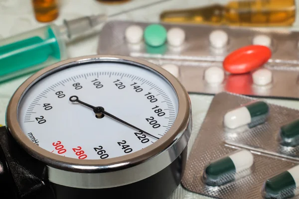 Hoge bloeddruk - hypertensieve crisis en medicijnen aan tre — Stockfoto