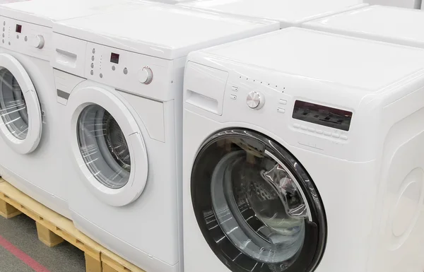 Les machines à laver sont vendues dans le magasin. — Photo