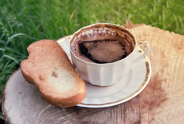 Natureza morta: uma xícara de café preto no jardim . — Fotografia de Stock