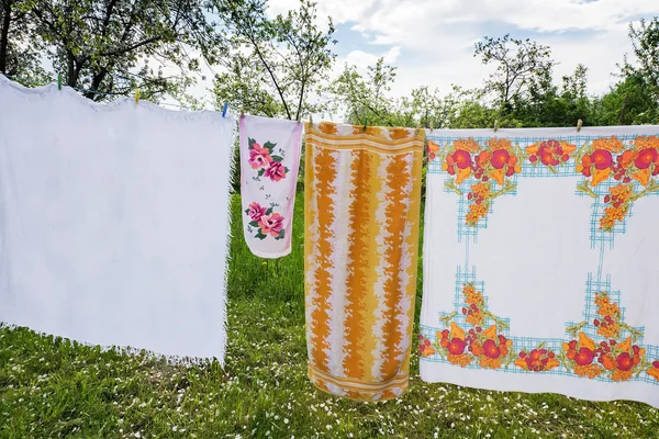 I trädgården på ett rep torkade tvättade linne. — Stockfoto